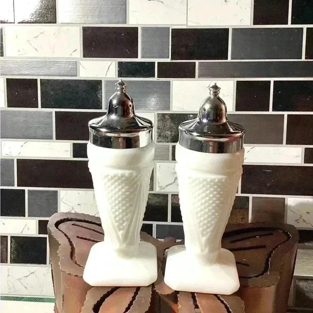 LE Smith Fayette Texture Sawtooth Milk Glass Salt And Pepper Shaker